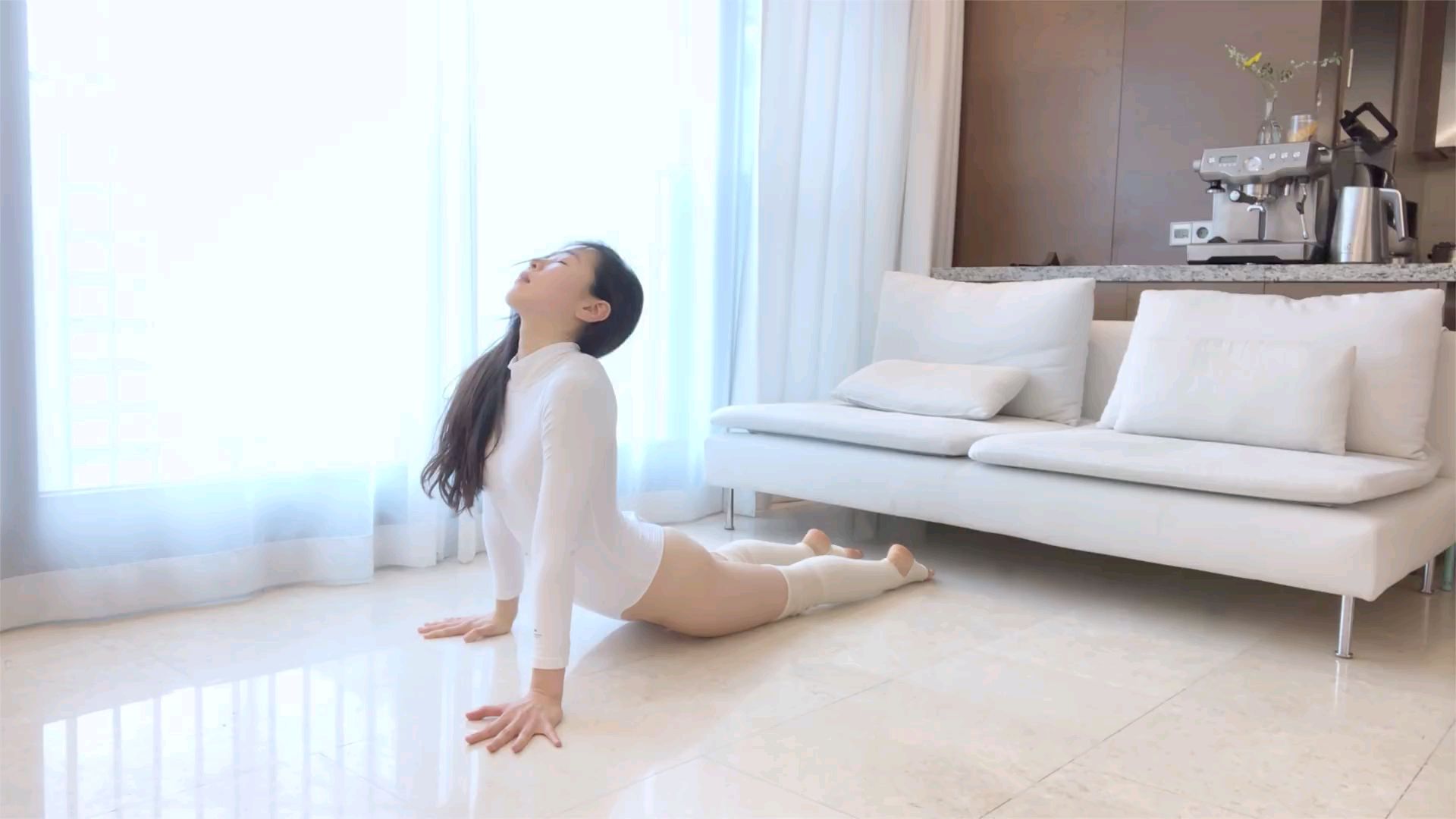 这年头韩国美女还有天然美,
而且身材真好。